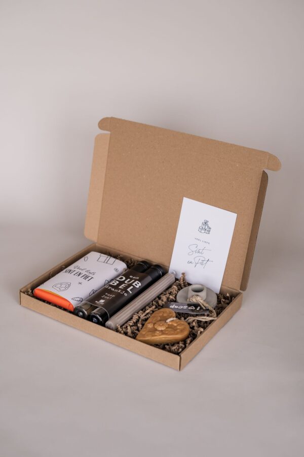 Sinterklaas brievenbus cadeau - Wijn, chocoladereep, kandelaar, kaars & Zeephanger hart Sinterklaas brievenbus cadeau - Wijn, chocoladereep, kandelaar, kaars & Zeephanger hart