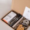 Sinterklaas brievenbus cadeau - Wijn, chocoladereep, kandelaar, kaars & Zeephanger hart Sinterklaas brievenbus cadeau - Wijn, chocoladereep, kandelaar, kaars & Zeephanger hart