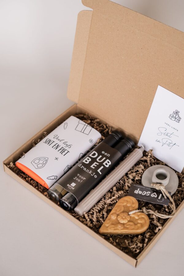 Sinterklaas brievenbus cadeau - Wijn, chocoladereep, kandelaar, kaars & Zeephanger hart Sinterklaas brievenbus cadeau - Wijn, chocoladereep, kandelaar, kaars & Zeephanger hart