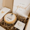 Brievenbus cadeau jij bent goud waard - Lucifers, geurkaars in blik & pin hartje