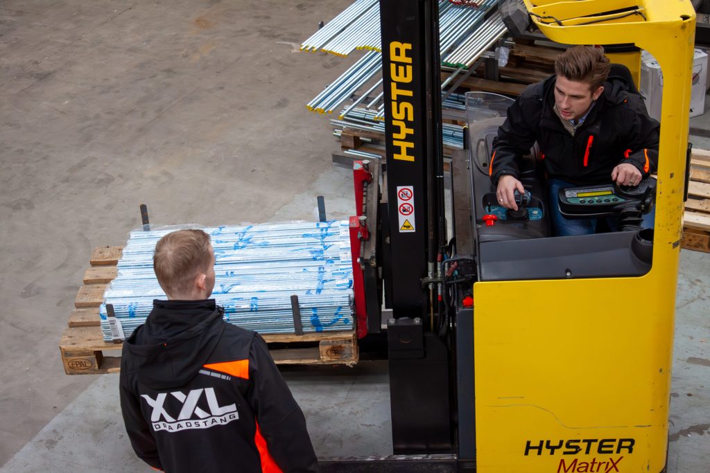 Magazijn personeel op heftruck met pallet draadstangen bij XXLDraadstang